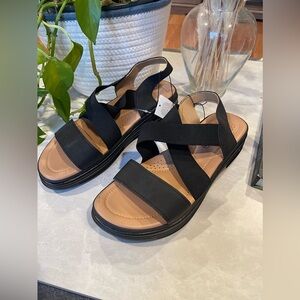 NWT Women’s 9 Sandals